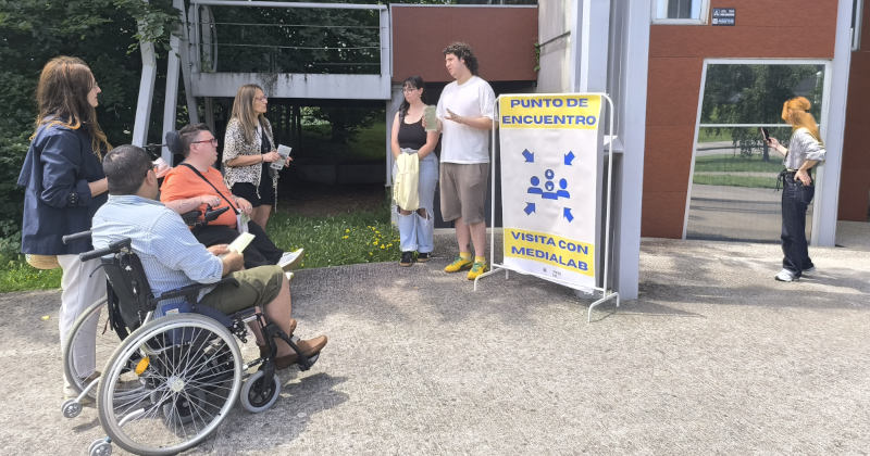 Particpantes en uno de los puntos del recorrido