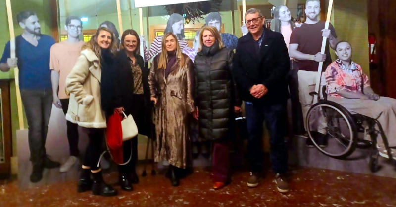 La presidenta de COCEMFE Asturias junto con otras personalidades en el photocall