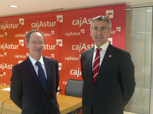 /fotos/Director de la Obra Social de Cajastur junto al representante de la Cocina Económica de Oviedo
