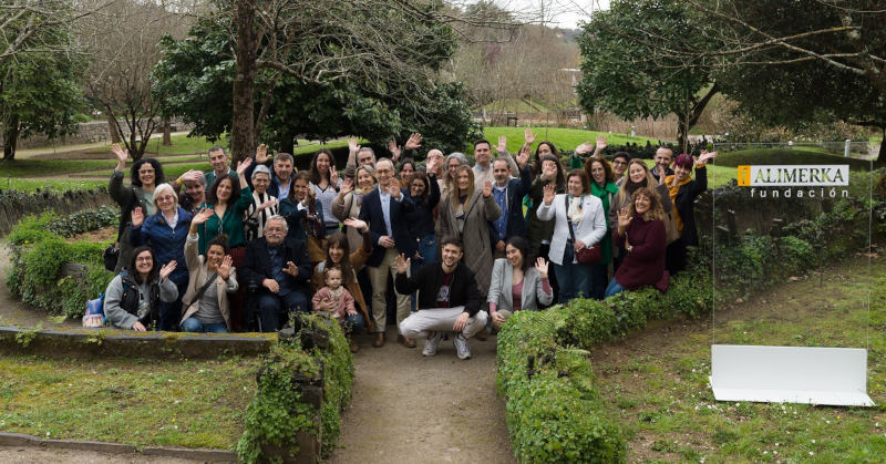 Foto grupal de los asistentes al acto organizado por la Fundación Alimerka