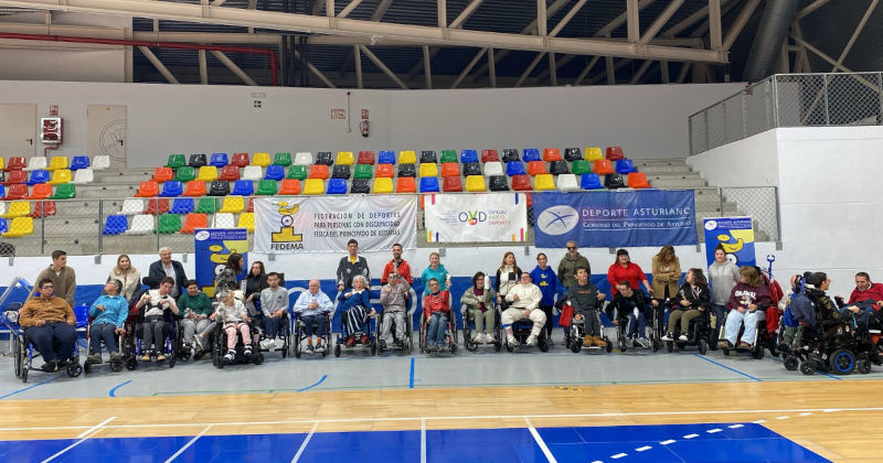 Participantes del campeonato de boccia posan en foto de familia