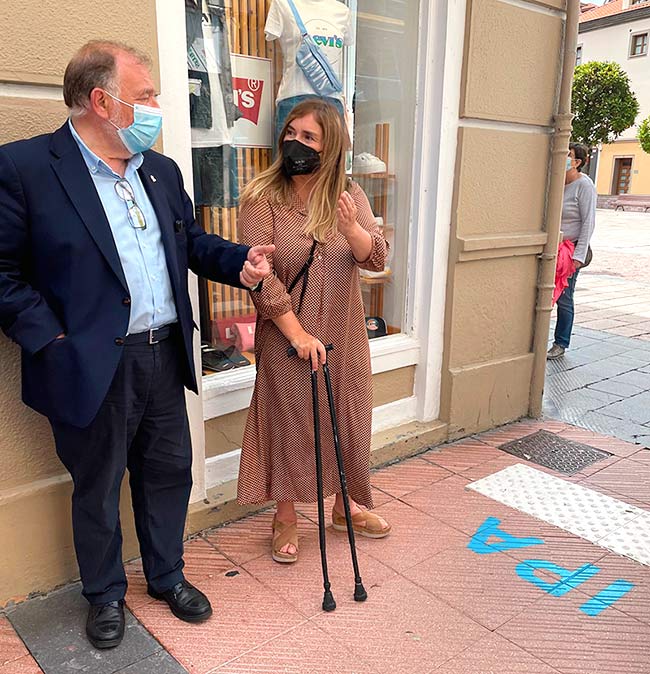 Ramón Canal, alcalde de Ribadesella charla con Mónica Oviedo, vpta. 1ª del CERMI Asturias
