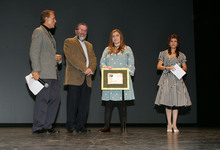 /fotos/Mónica Oviedo Vicepresidenta de Cocemfe-Asturias, recoge el premio de manos del Presidente de la FAV Amador García